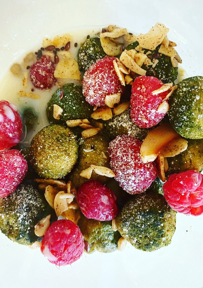 Una foto de Cereal keto de harina de almendra con matcha