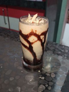 ચીકુ મિલ્ક શેક (Chikoo Milk Shake Recipe In Gujarati) રેસીપી મુખ્ય ફોટો