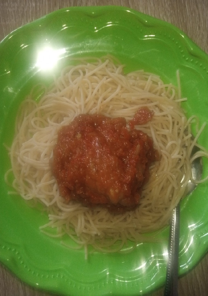 A picture of Spaghetti and stew with turkey.