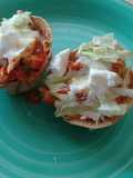 Canastitas rellenas de pollo en salsa de guajillo.ॐ