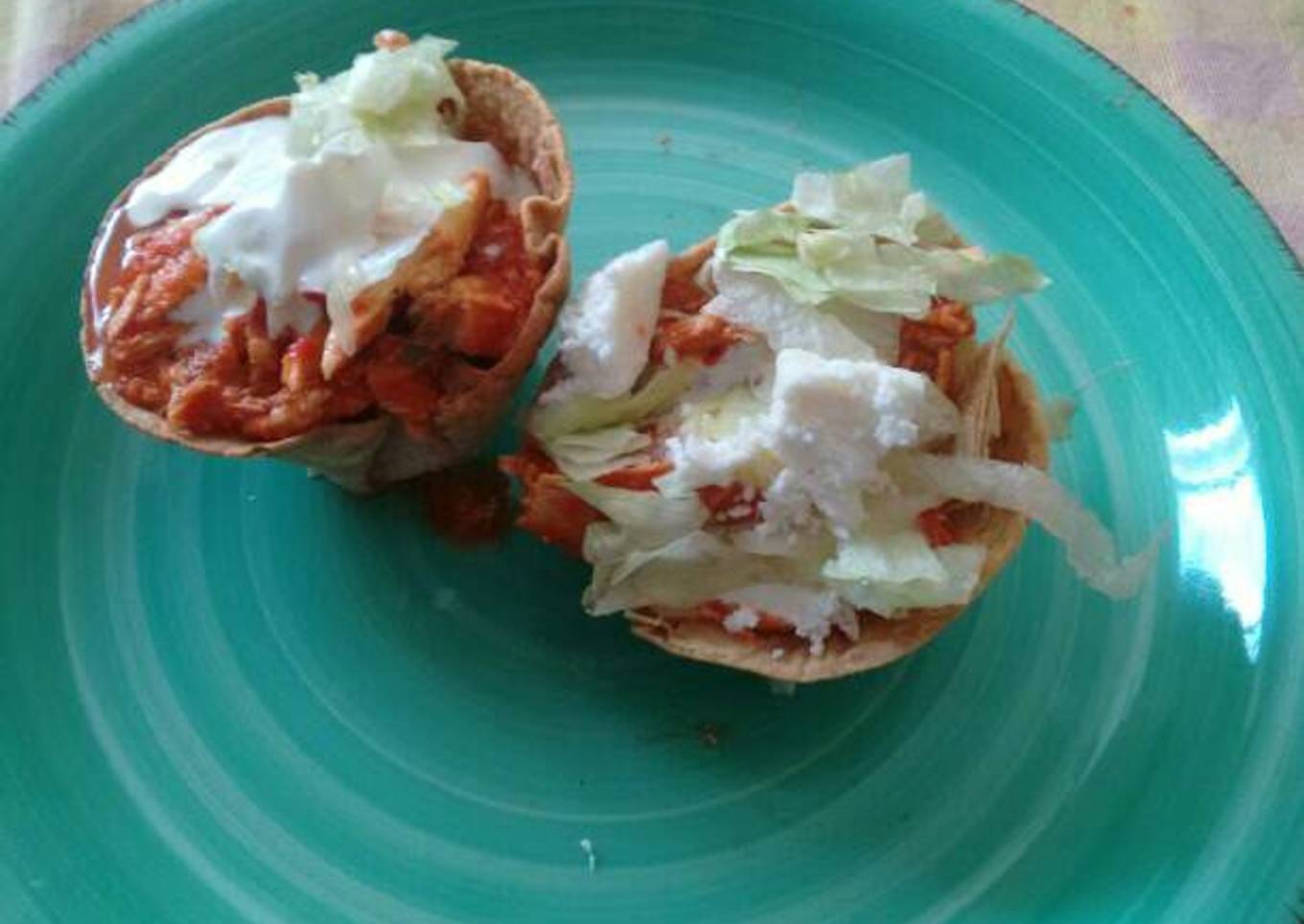 Canastitas rellenas de pollo en salsa de guajillo.ॐ