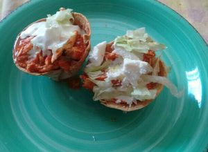 Una foto de Canastitas rellenas de pollo en salsa de guajillo.ॐ