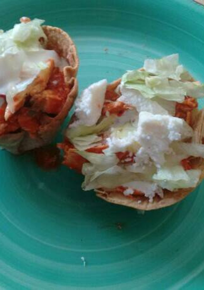 Una foto de Canastitas rellenas de pollo en salsa de guajillo.ॐ