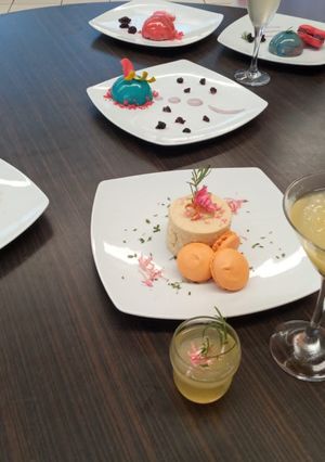 Una foto de Mousse de piloncillo con jelly de tejocote y guayaba
