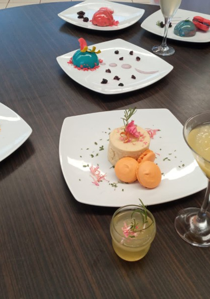 Una foto de Mousse de piloncillo con jelly de tejocote y guayaba