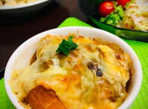 Una foto de Sopa gratinada de cebolla Japonés ONION GURATAN SOUP🇫🇷🇮🇹🇺🇾🇯🇵オニオングラタンスープ