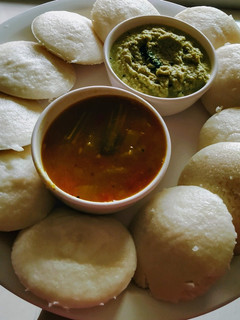 ओट्स रवा इडली और सांबर (Oats rava idli aur sambar recipe in Hindi) रेसिपी मुख्य फोटो