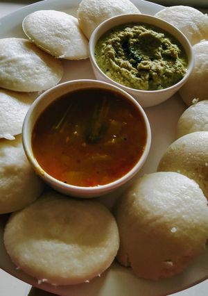 ओट्स रवा इडली और सांबर (Oats rava idli aur sambar recipe in Hindi) रेसिपी मुख्य फोटो