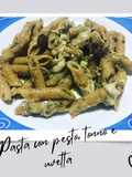 Pasta con pesto, tonno e uvetta