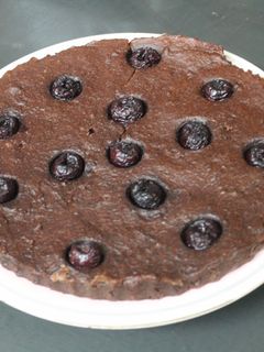Una foto de Bizcocho de chocapic con cerezas