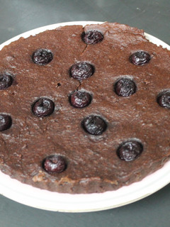 Una foto de Bizcocho de chocapic con cerezas