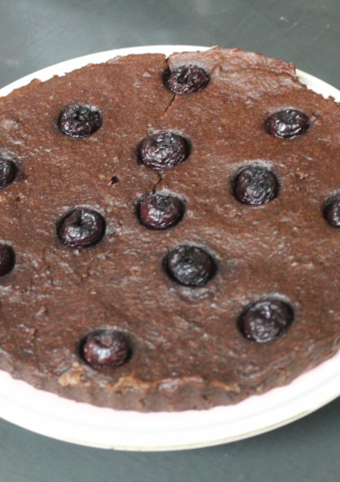 Una foto de Bizcocho de chocapic con cerezas
