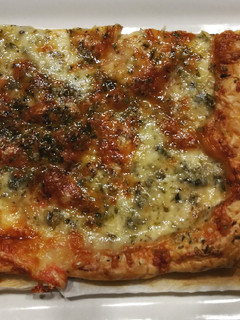 Una foto de Pizza 4 quesos (hojaldre) 🍕🧀