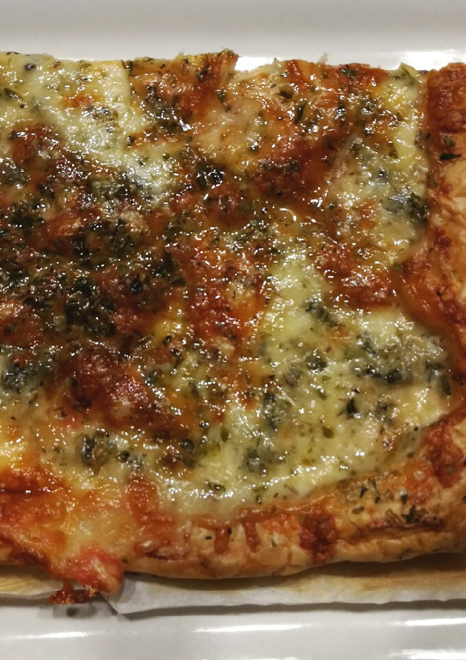 Una foto de Pizza 4 quesos (hojaldre) 🍕🧀