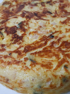 Una foto de Tortilla de calabacín, atún y queso