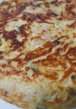 Una foto de Tortilla de calabacín, atún y queso