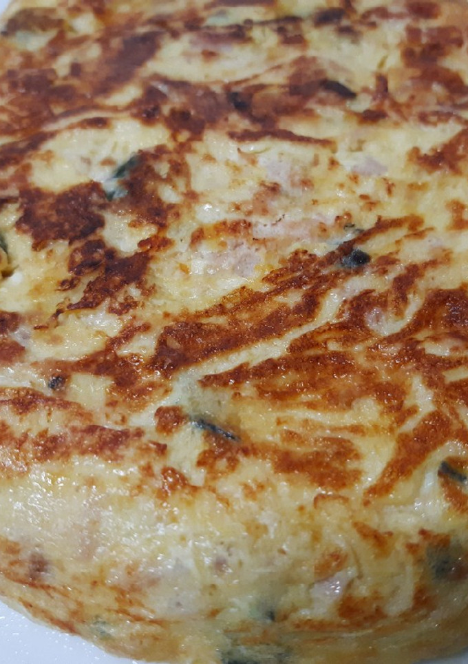 Una foto de Tortilla de calabacín, atún y queso