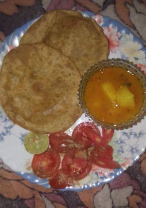 A picture of Dum aaloo puri.