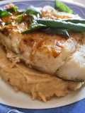 Bacalao skrei sobre parmentier de yakiniku con salsa de naranja y mantequilla