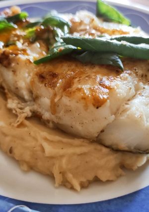 Una foto de Bacalao skrei sobre parmentier de yakiniku con salsa de naranja y mantequilla