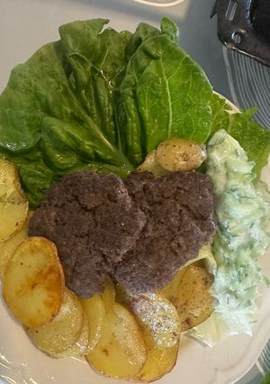 صورة لوصفة كفتة مع بطاطا مشوية وسلطة تزاتزيكي Tzatziki