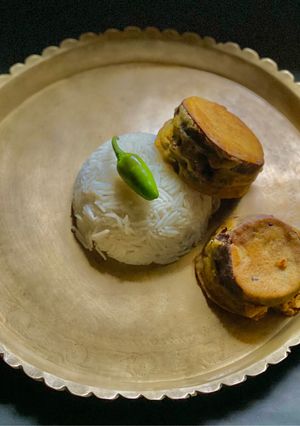 A picture of Aubergine dipped in Besan or Chickpea flour / Pur Bhora Begun Bhaaja in Thakurbari style.
