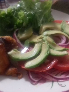 Una foto de Pollo entequilado asado al horno con ensalada las correa de chiqueros