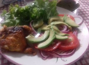 Una foto de Pollo entequilado  asado al horno con ensalada las correa de chiqueros