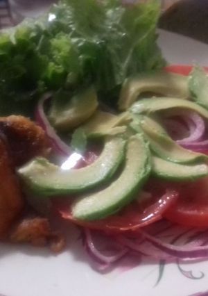 Una foto de Pollo entequilado  asado al horno con ensalada las correa de chiqueros
