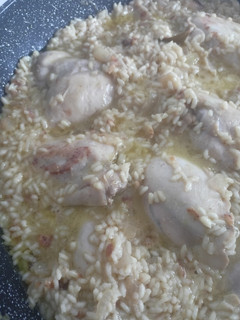 Una foto de Muslos de pollo con arroz