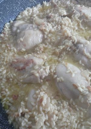 Una foto de Muslos de pollo con arroz
