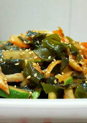 Hình của món Nộm Rong Biển 미역초무침.