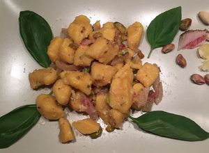 Foto di Gnocchi di zucca con guanciale caciocavallo e pistacchi