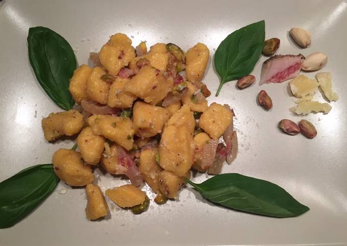 Ricetta di Fatto in casa super veloce Gnocchi di zucca con guanciale caciocavallo e pistacchi
