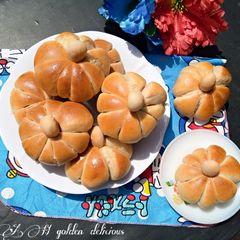 A picture of Pumpkin shaped dinner rolls.