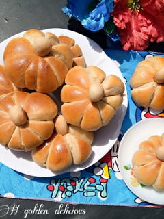 A picture of Pumpkin shaped dinner rolls.