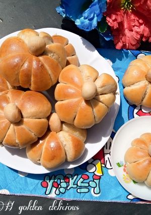 A picture of Pumpkin shaped dinner rolls.