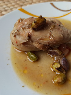 Una foto de Pollo con pistachos
