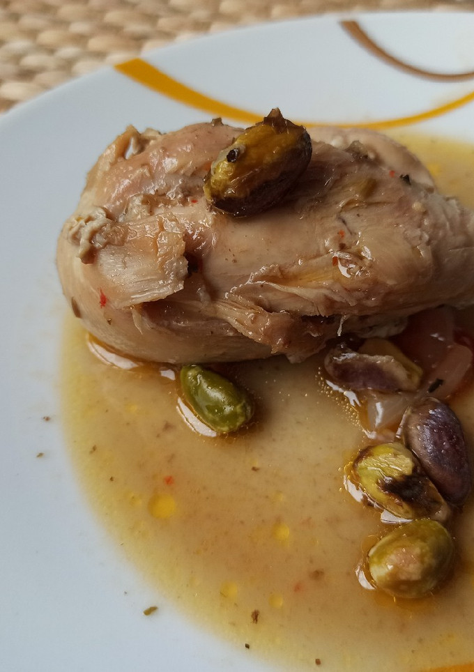 Una foto de Pollo con pistachos