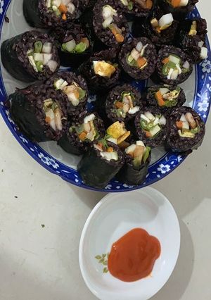 Hình của món Kimbap gạo lứt.