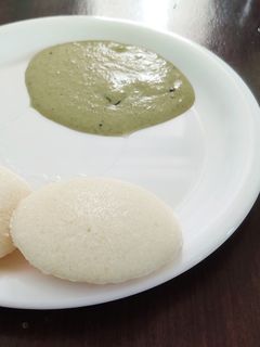 रवा इडली (Rava Idli Recipe in Hindi) रेसिपी मुख्य फोटो