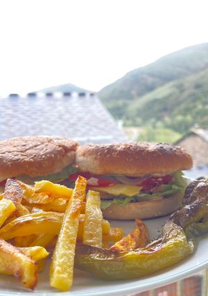 Una foto de Hamburguesas de soja texturizada con patatas fritas