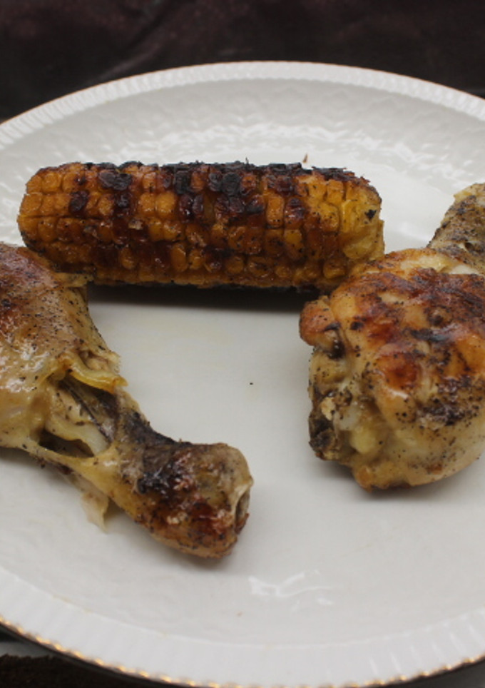 Una foto de Jamoncitos de pollo con mazorcas de maíz al grill doble