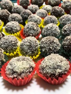 Una foto de Bolas de chocolate y coco