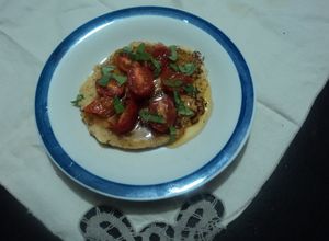 Una foto de Hot cakes de amaranto y chile jalapeño verde con jitomate cherry, miel y la hierba santa las Correa