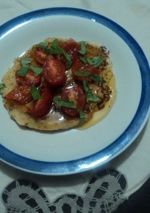 Una foto de Hot cakes de amaranto y chile jalapeño verde con jitomate cherry, miel y la hierba santa las Correa