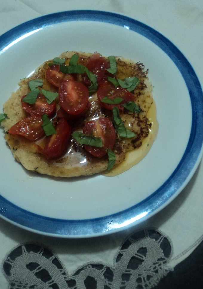 Una foto de Hot cakes de amaranto y chile jalapeño verde con jitomate cherry, miel y la hierba santa las Correa