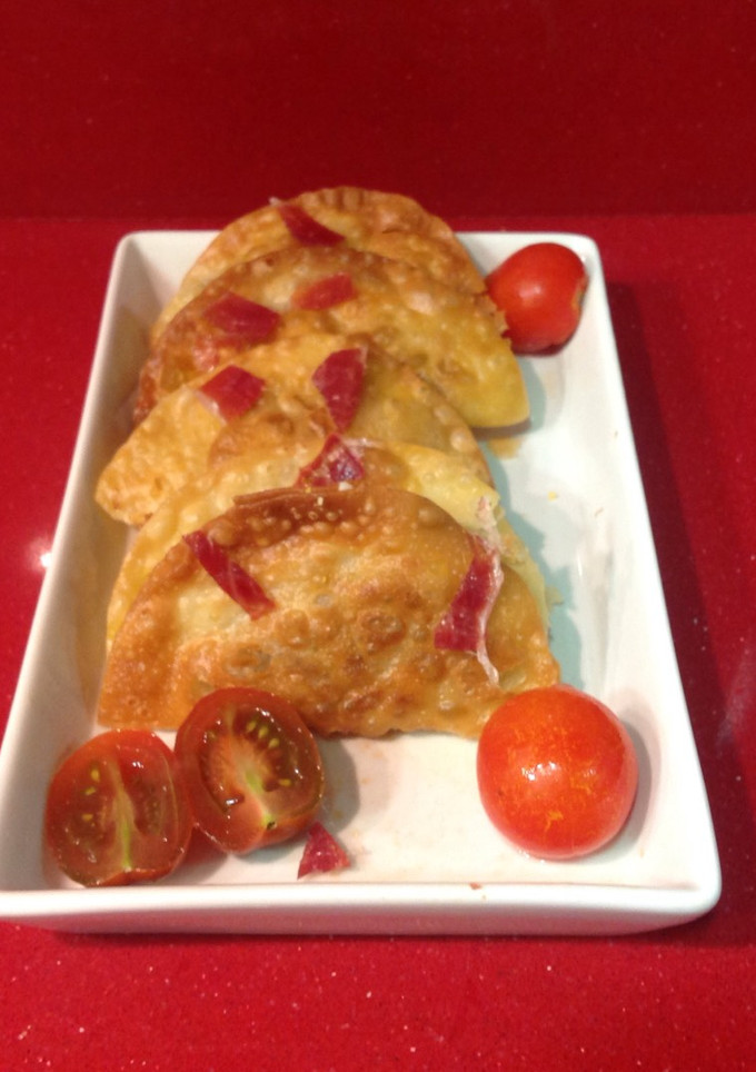 Una foto de Empanadas de carne y jamón ibérico