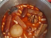 Una foto de fabada con compango