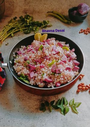 રતાળુ સાબુદાણાની ખીચડી (Ratalu Sabudana Khichdi Recipe In Gujarati) રેસીપી મુખ્ય ફોટો
